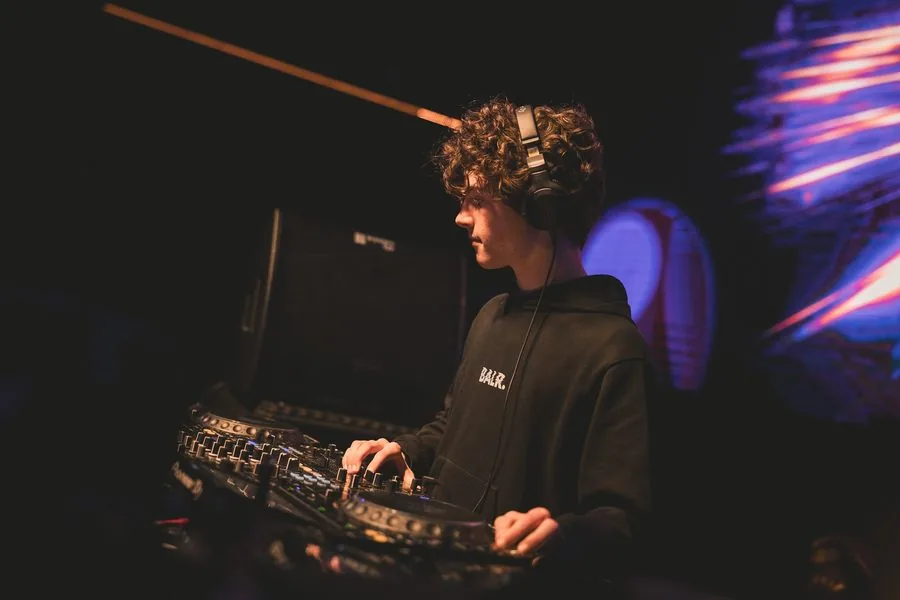 DJ Desenzo aan de draaitafel